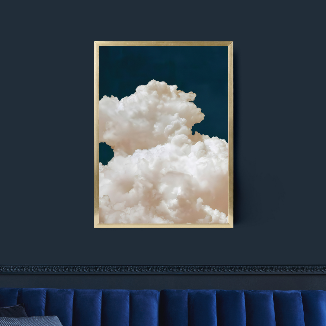 affiche nuages sur fond bleu foncé