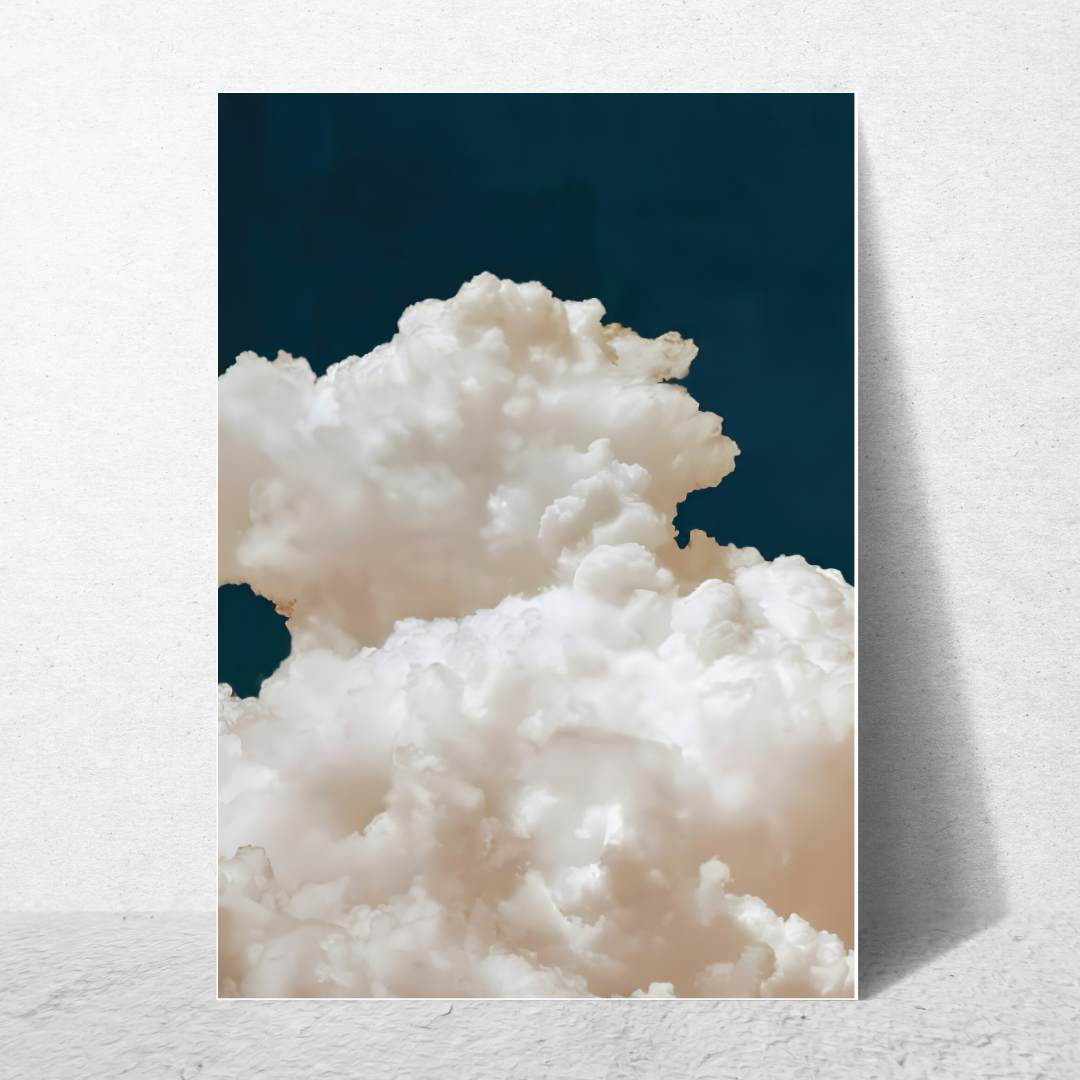 affiche nuages sur fond bleu foncé